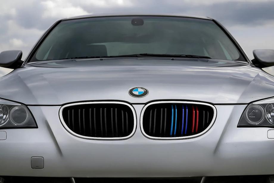 BMW 5-sarja E60/E61 2003–2010 Munuaissäleiköt M-Look (M-Color kromikehyksellä) Image