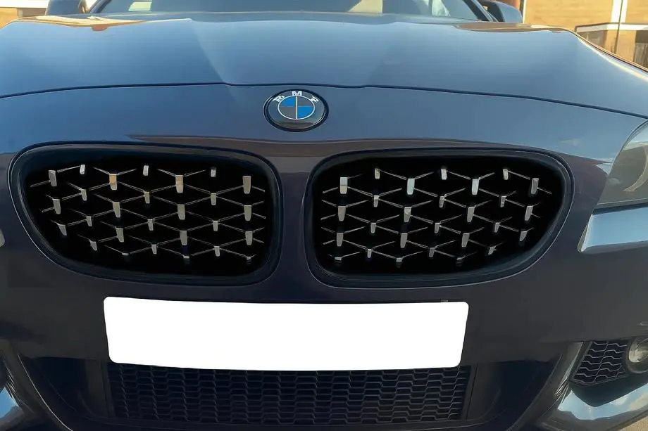 BMW 5-sarja F10/F11 2010–2016 Munuaissäleikkö Diamond Silver (musta reunus) Kuva 1