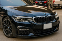 BMW 5-sarja G30/G31 2017–2023 Munuaissäleikkö M-Look (2017-2020, kiiltävän musta kromireunuksella) kuva 1