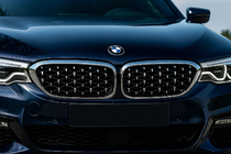 BMW 5-sarja G30/G31 2017–2023 Munuaismaski Diamond Silver V1 (2017-2020, kromikehys) kuva 1