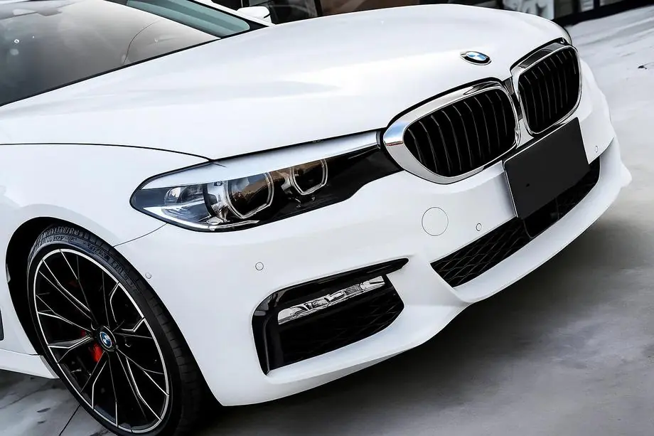BMW 5-sarja G30/G31 2017–2023 Munuaismaskit 1 Bar (2017-2020, kiiltävä musta kromireunuksella) Image