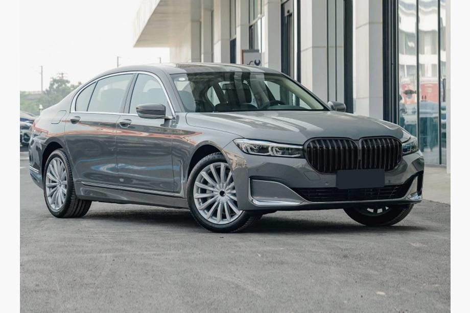 BMW 7-sarja G11/G12 2015–2022 Munuaissäleikkö 1 Bar (2019-2022, kiiltävä musta) Image