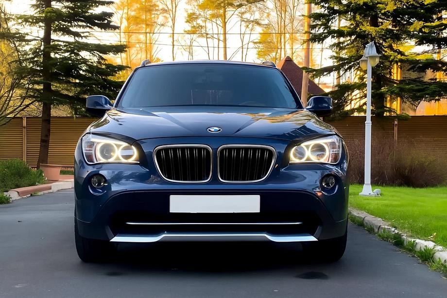BMW X1 E84 2009–2015 M-Look munuaismaskit (kiiltävän musta, kromireunus) Image