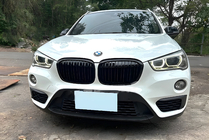 BMW X1 F48 2015–2022 M-Look munuaismaskit (2015-2019, kiiltävä musta) kuva 1