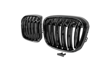 BMW X1 F48 2015–2022 M-Look munuaismaskit (2015-2019, kiiltävä musta) kuva 4