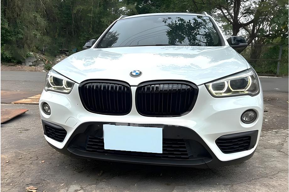 BMW X1 F48 2015–2022 M-Look munuaismaskit (2015-2019, kiiltävä musta) Image