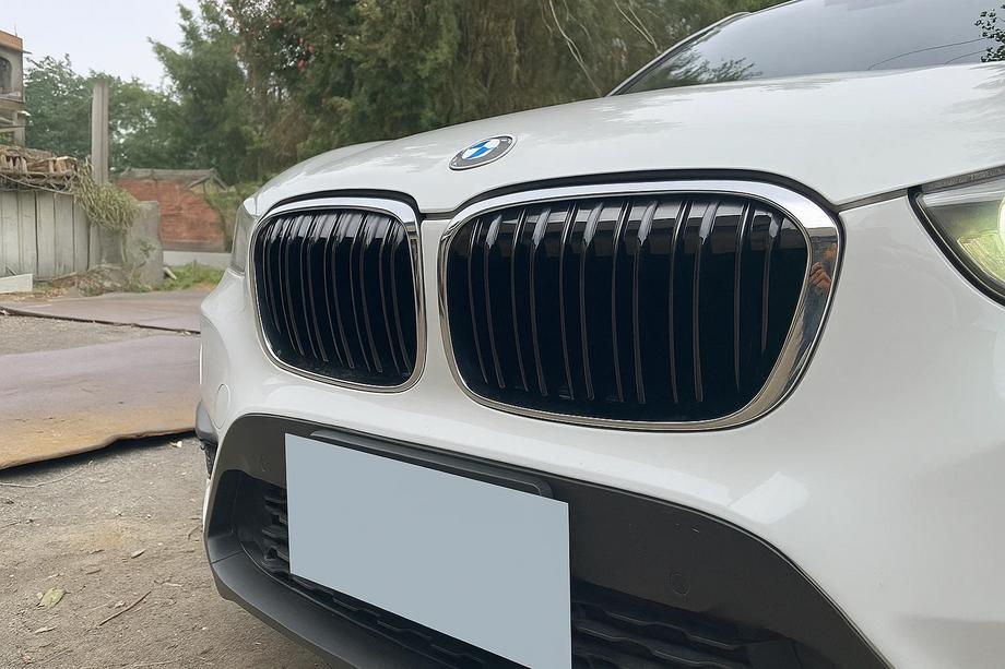 BMW X1 F48 2015–2022 M-Look munuaismaskit (2015-2019, kiiltävä musta kromireunuksella) Image