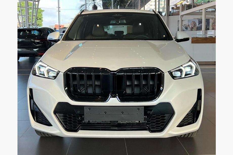 BMW X1/iX1 (U11) 2022– Munuaismaski 1 Bar (kiiltävän musta) Image