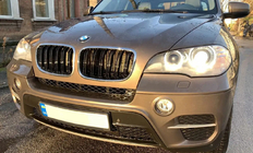 BMW X5 E70 2007–2013 M-Look munuaismaskit (kiiltävän musta, kromireunus) kuva 1
