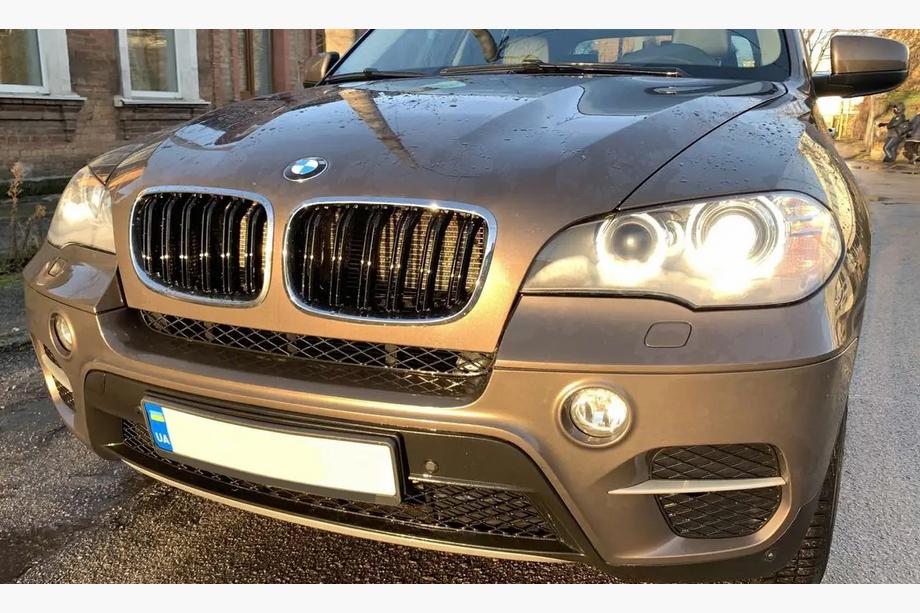 BMW X5 E70 2007–2013 M-Look munuaismaskit (kiiltävän musta, kromireunus) Image