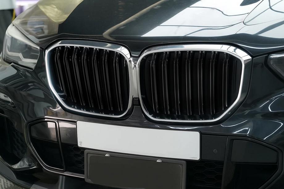 BMW X5 G05 2019–2026 M-Look munuaismaskit (2019-2022, kiiltävän musta kromikehyksellä) Image