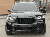 BMW X7 G07 2019– M-look munuaismaski (2019-2022, kiiltävä musta) kuva 1