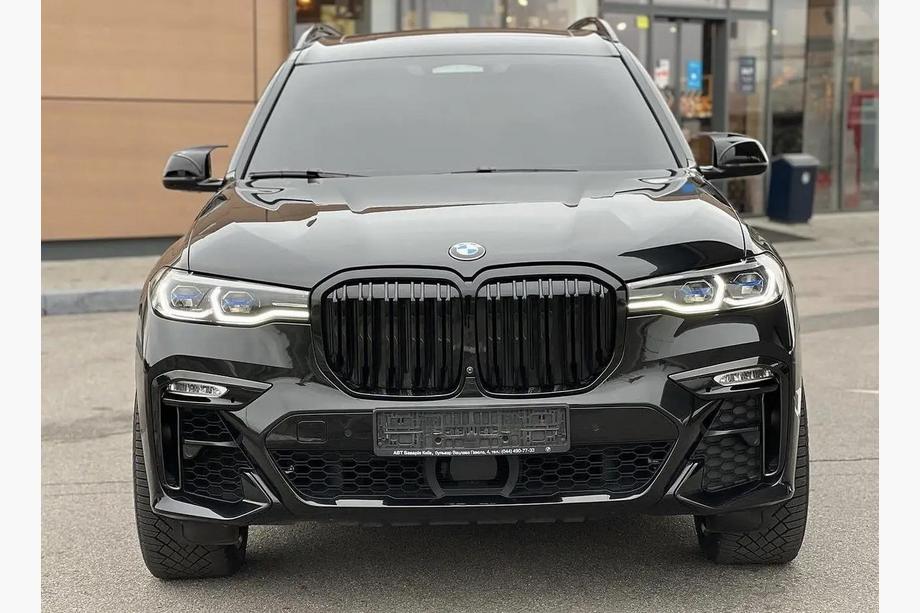 BMW X7 G07 2019– M-look munuaismaski (2019-2022, kiiltävä musta) Image