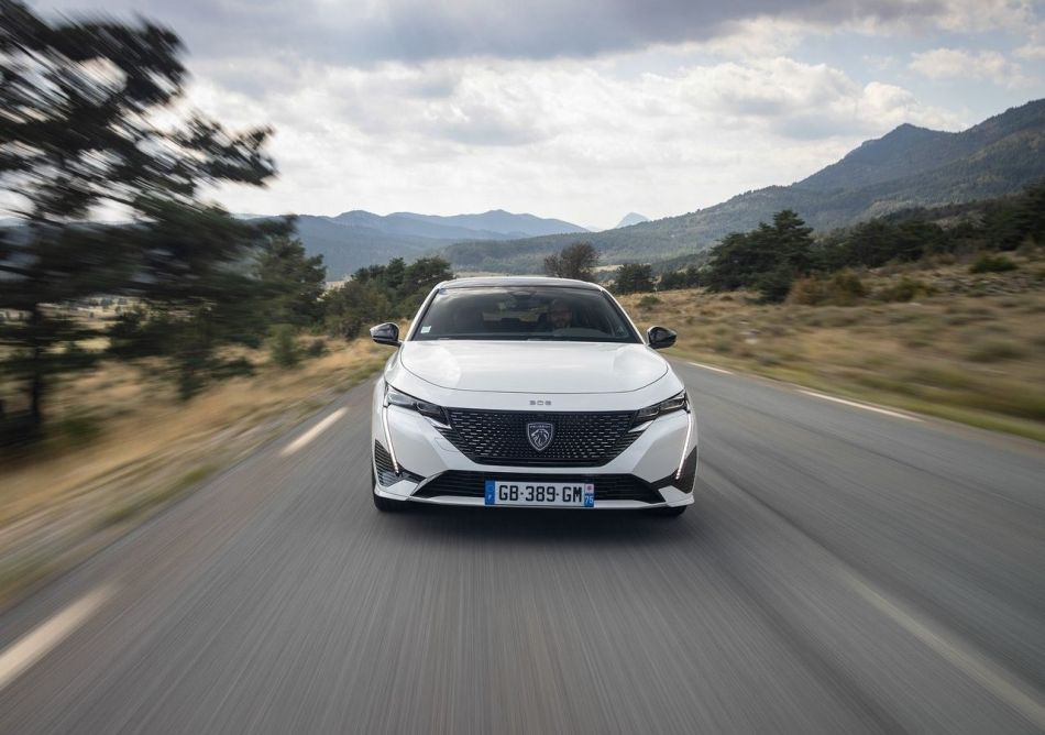 Peugeot e-308: Tyylikkään sähköhatchbackin koeajo