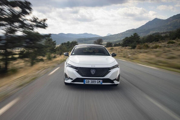 Peugeot e-308: Tyylikkään sähköhatchbackin koeajo