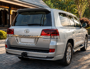 Toyota Land Cruiser 200 2007–2021 Takadiffuusorin lista ilman kromia 2016-2021 (Executive 2019/2021, vetokoukulle) kuva 2