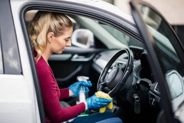 Näin poistat nopeasti tunkkaisen hajun auton sisätiloista: vaiheittain