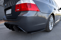 BMW 5-sarja E60/E61 2003–2010 Takaosan FLAP-lisäosat DPT (kiiltävä musta) kuva 2