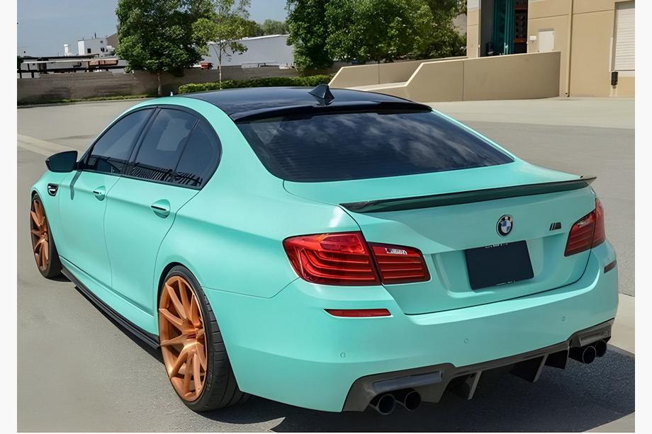 BMW 5-sarja F10/F11 2010–2016 M4-Style V2 takaluukun spoileri (F10, kiiltävä musta) Image