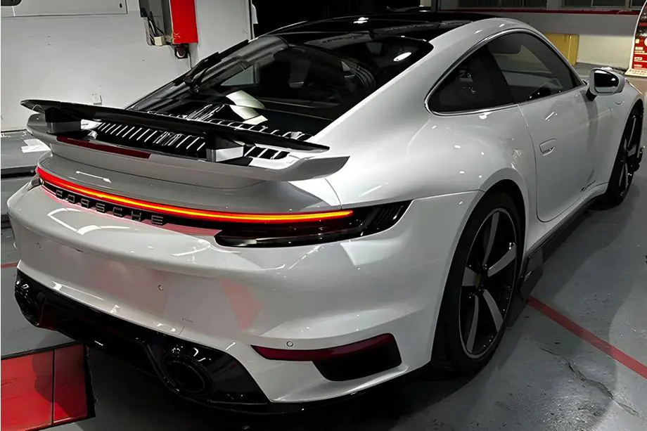 Porsche 911 (992) 2018– Takavalot (savunmustat) Image