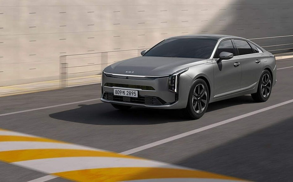 Kia K8 2025 -koeajo: Päivitetty sedan ripauksella luksusta
