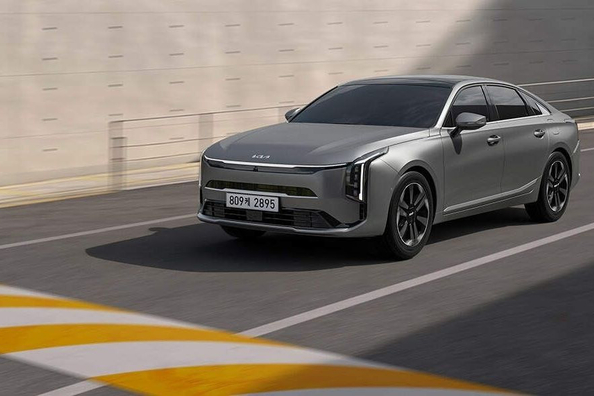 Kia K8 2025 -koeajo: Päivitetty sedan ripauksella luksusta