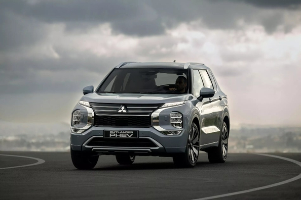 Mitsubishi Outlander PHEV 2024 -koeajo: hybridi pitkille matkoille