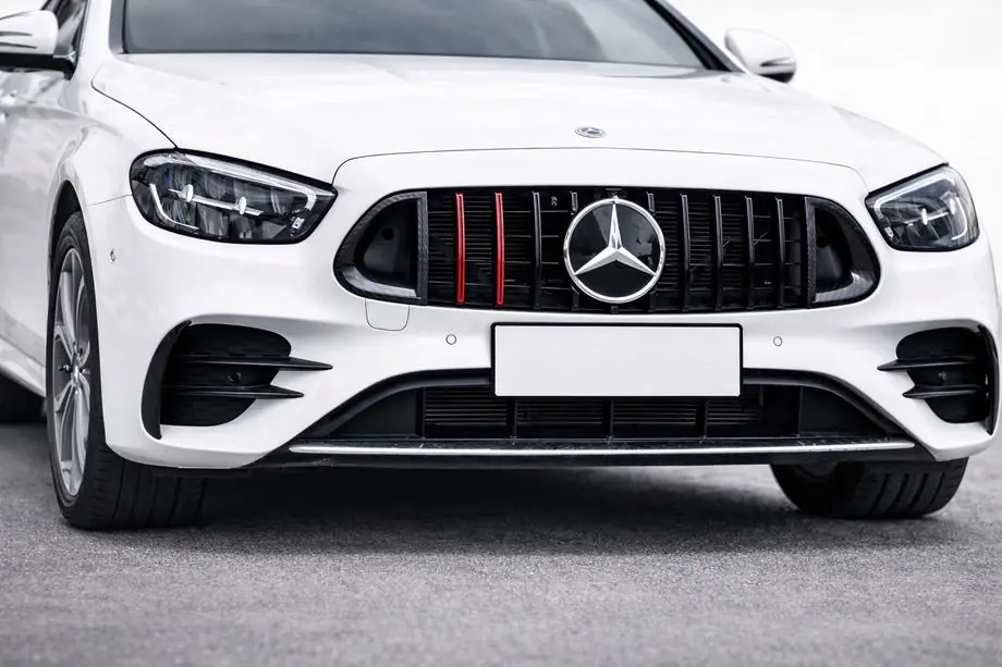 Mercedes E-class W213 2016–2023 Rocket etusäleikkö (AMG Line, 2020-2023) Image