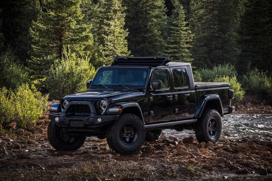 Jeep Gladiator (JT) 2024 -koeajo: Päivitetty maastopickup