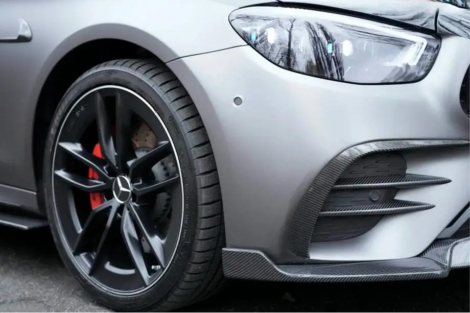 Mercedes E-class W213 2016–2023 Etupuskurin lip spoiler (AMG-Line 2020+ -malleihin, dry carbon) Kuva 6