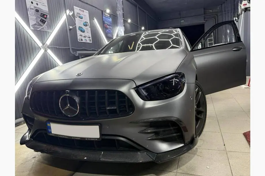 Mercedes E-class W213 2016–2023 Etupuskurin lip spoiler (AMG-Line 2020+ -malleihin, dry carbon) Kuva 10