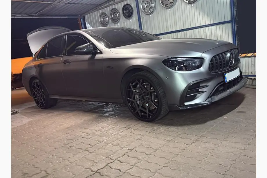 Mercedes E-class W213 2016–2023 Etupuskurin lip spoiler (AMG-Line 2020+ -malleihin, dry carbon) Kuva 11