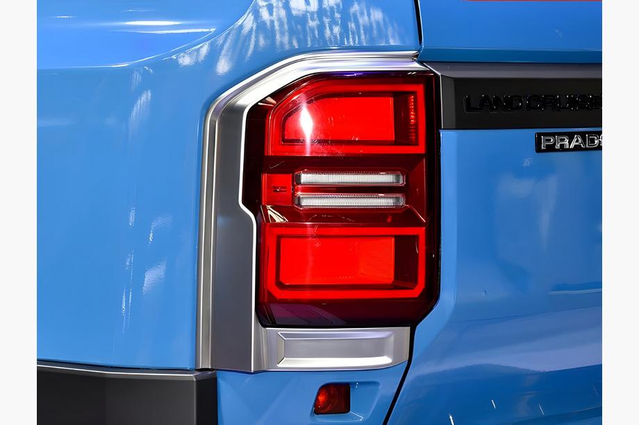 Toyota Land Cruiser Prado 250 2023– Kromiset takavalojen kehykset Image