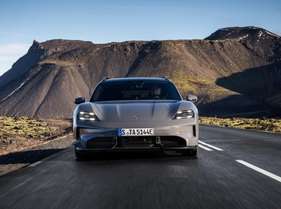 Porsche Taycan Sport Turismo 2025 -koeajo