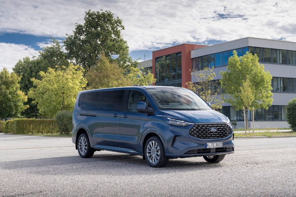 Koeajo: Ford Tourneo Custom 2024 -minibussi