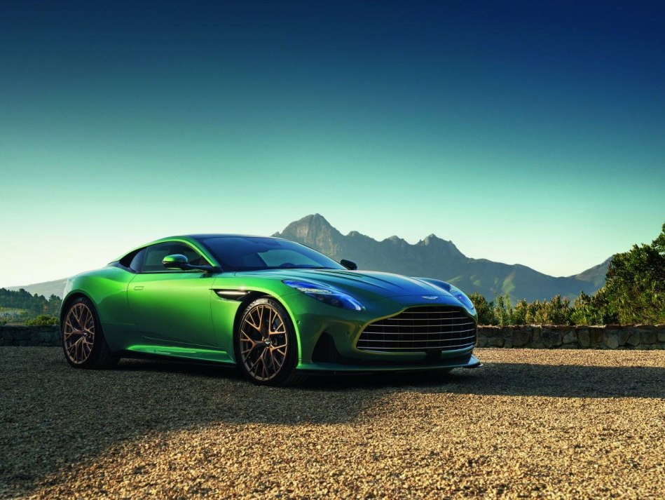 Aston Martin DB12 2024 -urheiluauton koeajo