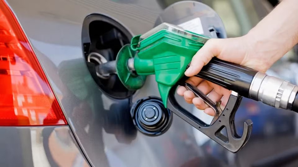 Millä vetotavalla auto kuluttaa vähiten polttoainetta?