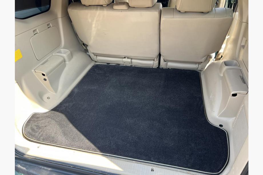 Toyota Land Cruiser Prado 120 2002–2009 Premium-tekstiilinen tavaratilan matto – musta (5 tai 7 istuinta) Image