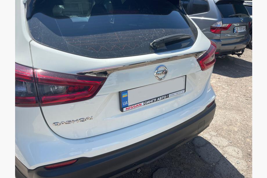 Nissan Qashqai 2014–2021 Rekisterikilven ylälista (ruostumaton teräs) Kuva 3