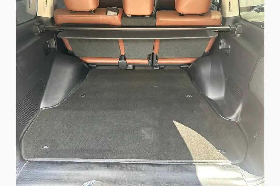 Toyota Land Cruiser 200 2007–2021 Tekstiilinen tavaratilan matto Classic V-1 (5-paikkainen, musta) Image