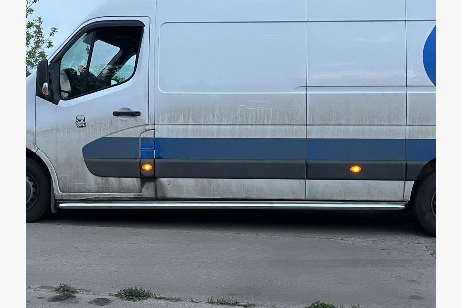 Nissan NV400 2010–2024 Sivukynnykset Premium (2 kpl, ruostumaton teräs) 60 mm, pitkä akseliväli Kuva 3
