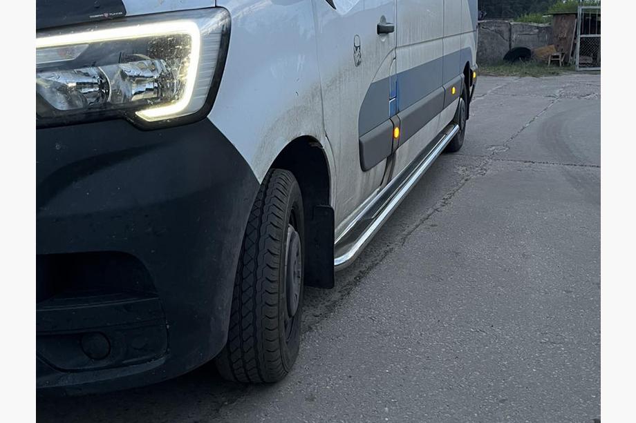 Nissan NV400 2010–2024 Sivukynnykset Premium (2 kpl, ruostumaton teräs) 60 mm, pitkä akseliväli Kuva 5
