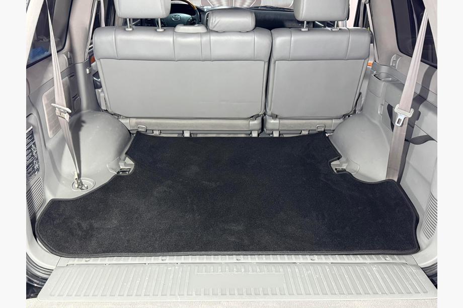 Toyota Land Cruiser 100 1998–2007 Tekstiilinen tavaratilan matto Classic, 2 kpl, musta (7-paikkainen) Image