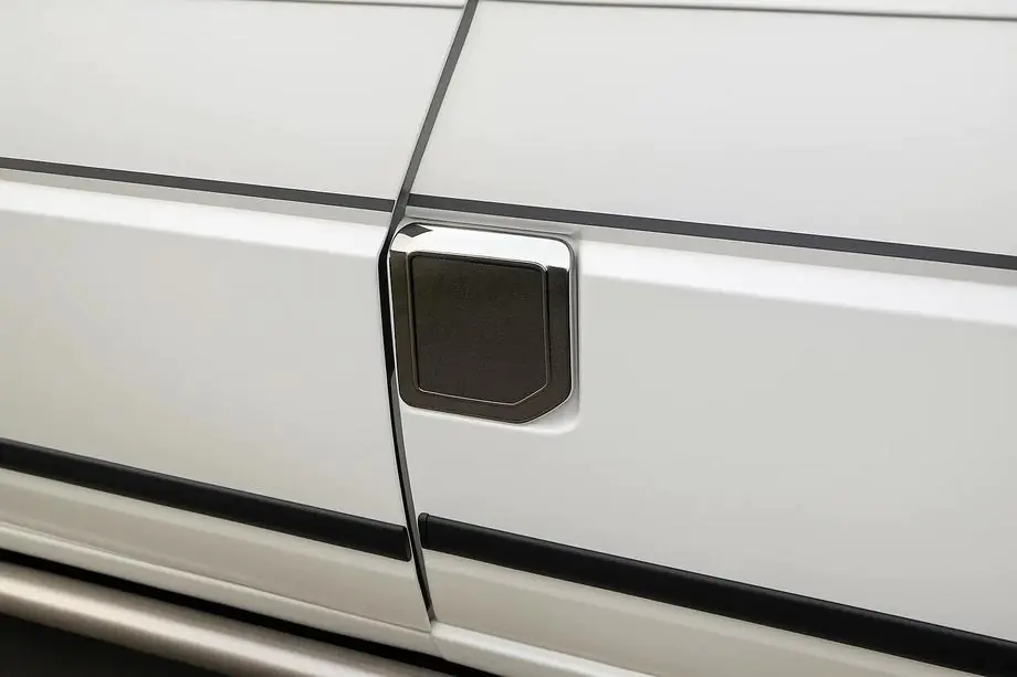 Volkswagen T4 Transporter 1990–2003 Polttoaineluukun kromikoriste (Omsa) Image