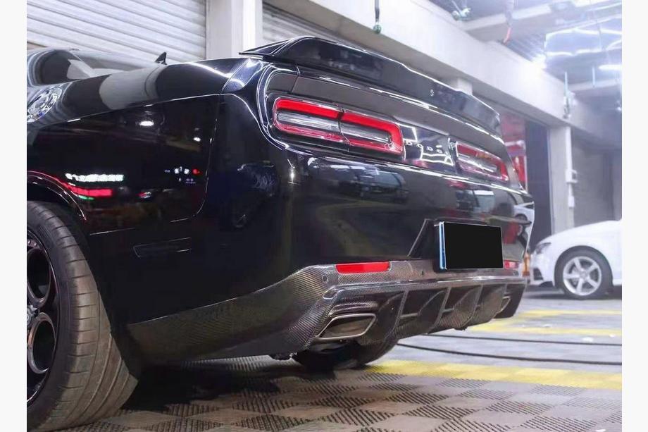 Dodge Challenger 2008–2023 Takapuskurin diffuusori (hiilikuitu) Image