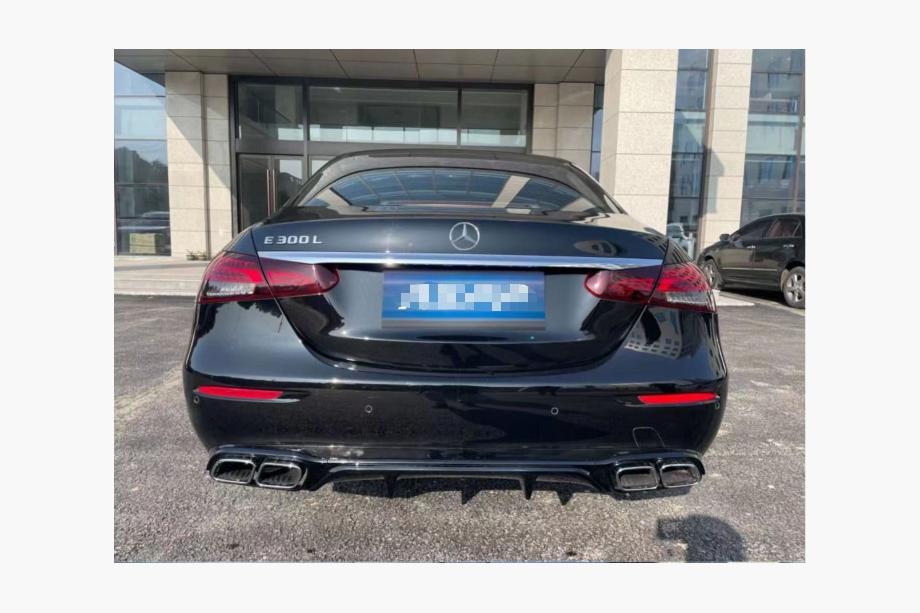 Mercedes E-class W213 2016–2023 Takadiffuusori pakoputkenpäillä Silver (Base, E63 Design 2020-2024) Kuva 1