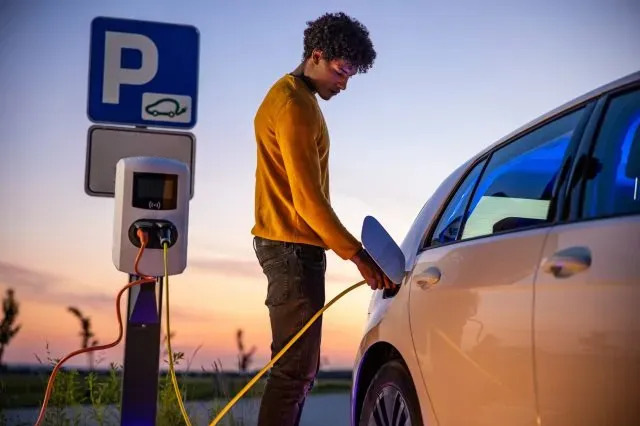 Sähköauto tyhjeni tien päällä: mitä tehdä?