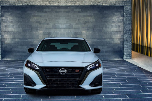 Uudistettu Nissan Altima: tuore näkökulma klassiseen sedaniin