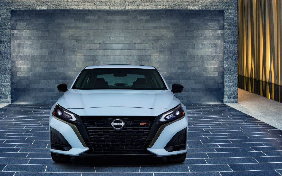 Uudistettu Nissan Altima: tuore näkökulma klassiseen sedaniin