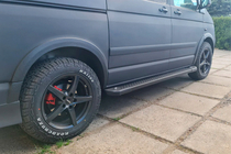 Volkswagen T5 Transporter 2003–2010 Allmond Black sivuastinlaudat (2 kpl, alumiini) Lyhyt akseliväli kuva 1
